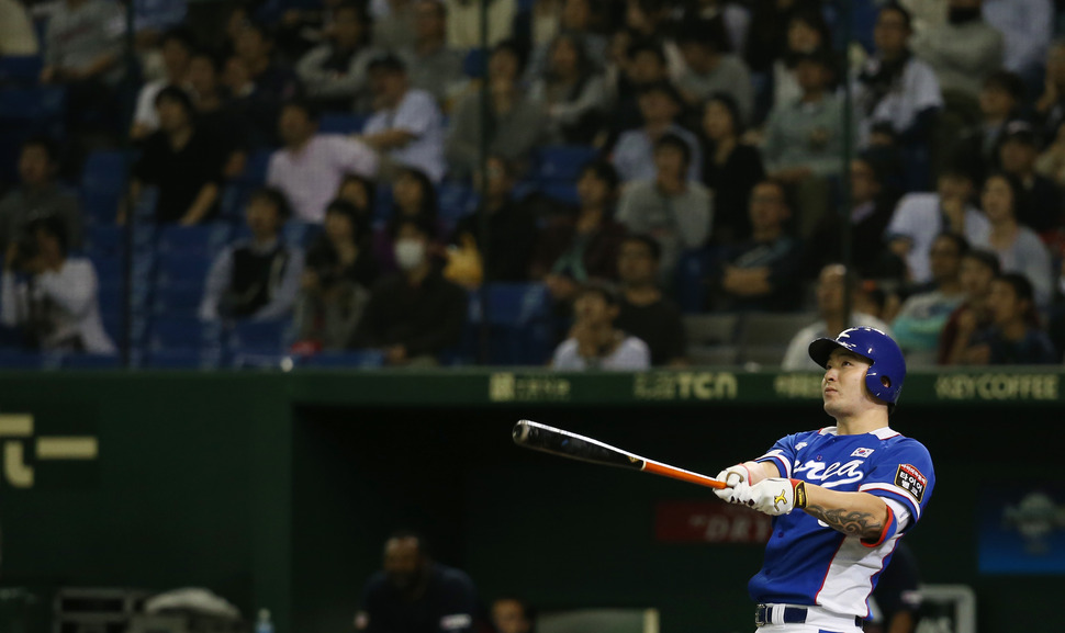 19일 오후 일본 도쿄돔 구장에서 열린 2015 세계야구소프트볼연맹(WBSC) 프리미어12 대회 준결승전 대한민국과 일본의 경기. 4회초 2사 주자 2, 3루 때 대한민국 박병호가 좌월 3점 홈런을 친 뒤 공을 바라보고 있다. 2015.11.21 (도쿄=연합뉴스)