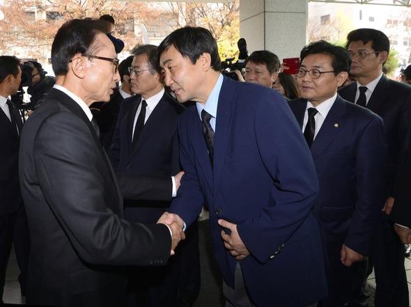 22일 서울 종로구 서울대병원 장례식장에 마련된 고 김영삼 전 대통령 빈소를 찾은 이명박 전 대통령과 새정치민주연합 이종걸 원내대표가 인사를 나누고 있다. 사진공동취재단 22일 서울 종로구 서울대병원 장례식장에 마련된 고 김영삼 전 대통령 빈소를 찾은 이명박 전 대통령과 새정치민주연합 이종걸 원내대표가 인사를 나누고 있다. 사진공동취재단