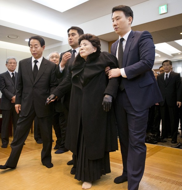 김영삼 전 대통령이 서거한 22일 서울 종로구 서울대병원 장례식장에서 손명순 여사가 빈소를 찾고 있다. 사진공동취재단