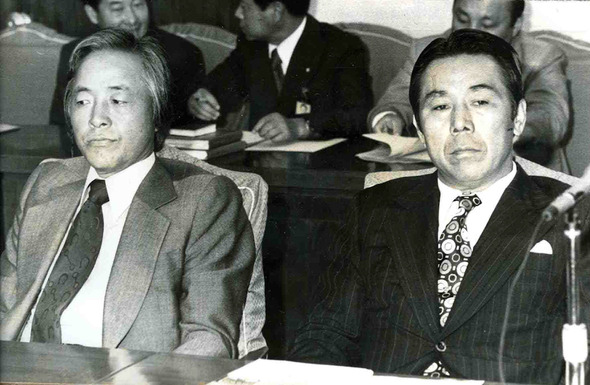 1978년 6월, 당시 김영삼 신민당 전 총재와 이철승 총재가 국회 외무위에 나란히 앉아 있는 모습. 연합뉴스 1978년 6월, 당시 김영삼 신민당 전 총재와 이철승 총재가 국회 외무위에 나란히 앉아 있는 모습. 연합뉴스