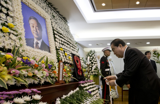 ‘동교동계’ 인사와 야당인사들도 김영삼 전 대통령 빈소를 찾아 헌화했다. 문희상 새정치연합의원. 사진공동취재단