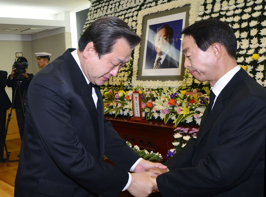 새누리당 김무성 대표가 22일 서울 종로구 서울대병원 장례식장에 마련된 고 김영삼 전 대통령의 빈소를 찾아 조문한 뒤 상주인 김현철 씨를 위로하고 있다. 사진공동취재단