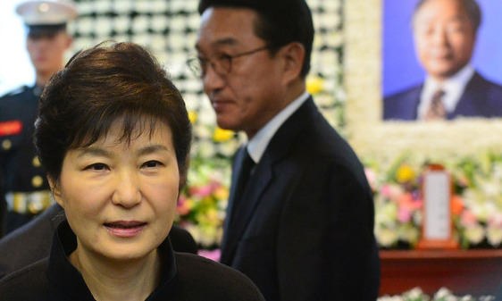 박 대통령, YS 빈소 조문…손명순 여사 손잡고 애도