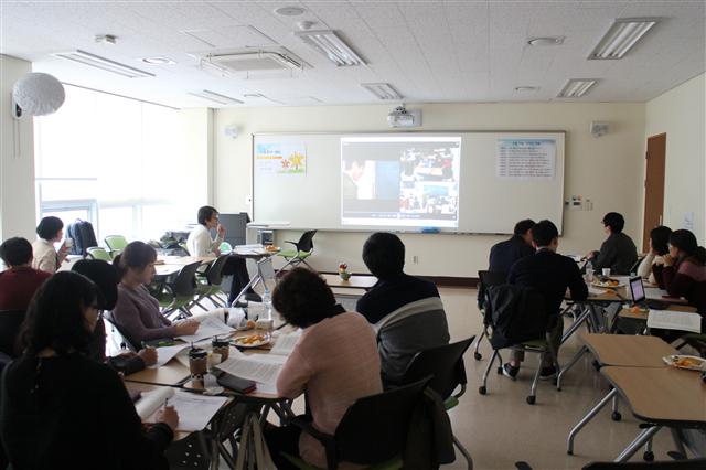 지난 14일 광주광역시 교육연수원에서 열린 ‘2015 광주수업축제’에서 교사들이 수업나눔 시간에 임진묵 교사의 수업 영상을 보고 있다.