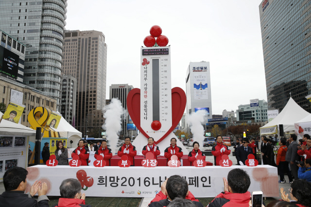 사회복지공동모금회가 23일 오후 서울 종로구 세종로 광화문광장에서 ‘사랑의 온도탑’ 제막 행사를 하고 있다. ‘착한 기부, 함께하는 사회’를 주제로 한 올해 캠페인은 내년 1월31일까지 70일 동안 진행되며, 목표 모금액은 3430억원이다. 사랑의 온도탑은 목표액의 1%가 모일 때마다 1℃씩 올라간다. 김봉규 선임기자 bong9@hani.co.kr