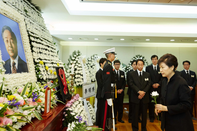 박근혜 대통령이 23일 오후 서울 종로구 서울대병원 장례식장에 마련된 김영삼 전 대통령 빈소를 찾아 헌화하고 있다. 청와대사진기자단