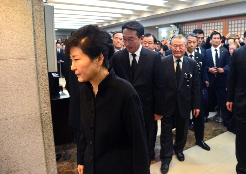 박근혜 대통령이 23일 서울 종로구 서울대학교병원 장례식장에 마련된 고 김영삼 전 대통령의 빈소로 들어가고 있다. 청와대사진기자단