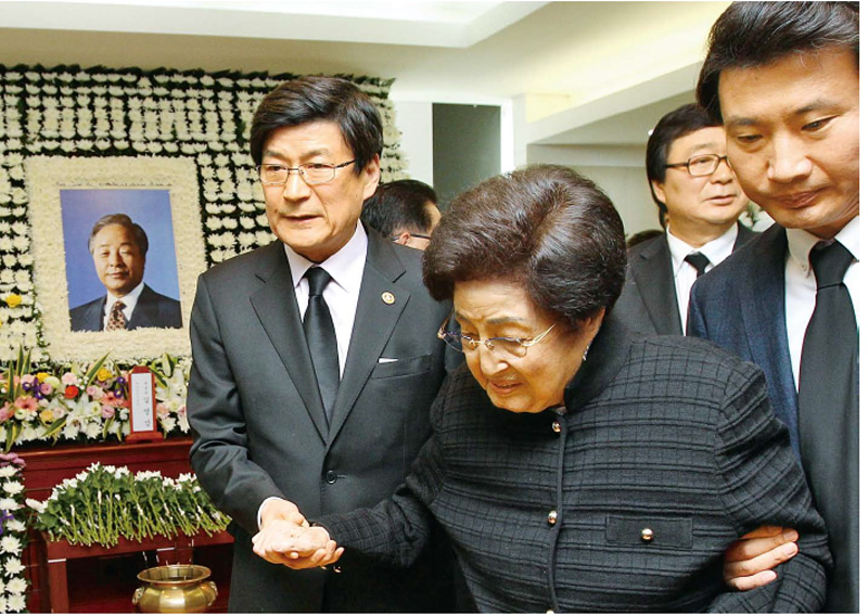 이희호 김대중평화센터 이사장이 이날 오후 김영삼 전 대통령 조문을 한 뒤 빈소를 나서고 있다. 사진공동취재단