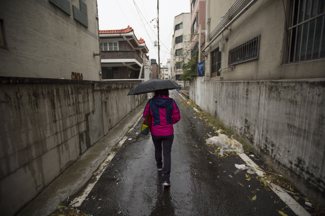 ‘비보호 탈북민’ 조아무개씨가 18일 낮 인천 서구 한 병원에서 알츠하이머 질환과 관련해 병원진료를 받은 뒤 집으로 걸어가고 있다. 인천/김성광 기자 flysg2@hani.co.kr