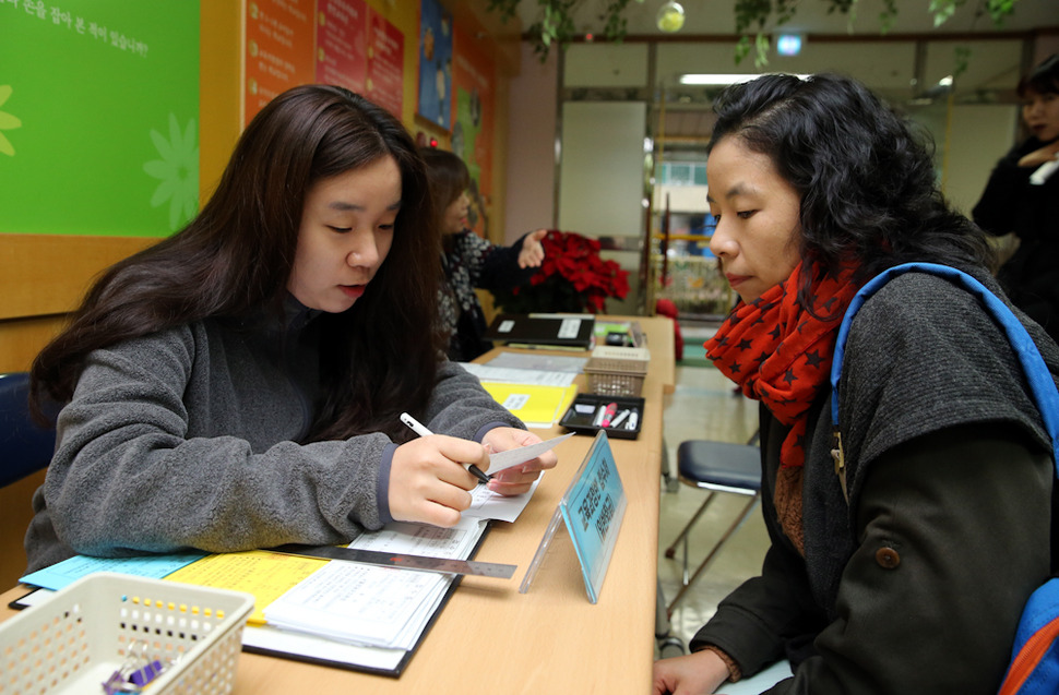 25일 오전 서울 성동구 경동유치원에서 학부모들이 2016학년도 입학 원서를 제출하고 있다. 2016학년도 서울 공립 유치원 신입원아 모집은 이날 시작해 30일까지 접수가 가능하다. 추첨은 다음달 2일 실시된다. 김태형 기자 xogud555@hani.co.kr