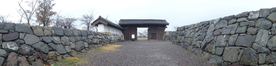 2007년 복원된 사천왜성 성문과 성벽. 목조건물인 성문은 일본 히메지성 성문을 본땄다. 최상원 기자 csw@hani.co.kr