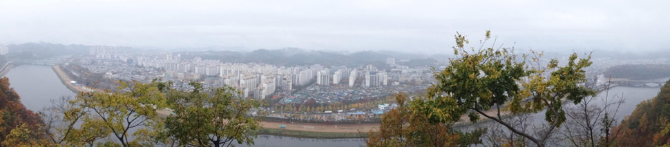 경남 진주시 망경동 망진산 꼭대기 망진왜성 터에서 내려다본 진주시내 전경. 남강을 사이에 두고 진주성 등 진주 옛 도심을 한눈에 볼 수 있다. 최상원 기자 csw@hani.co.kr