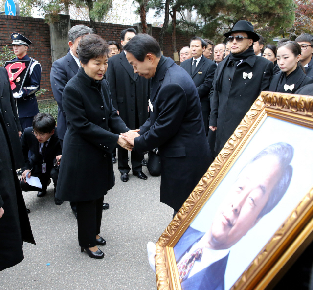 박근혜 대통령이 26일 오후 서울대병원에서 국회 영결식장으로 떠나는 김영삼 전 대통령의 영정 앞에서 아들 김현철씨를 위로하고 있다. 청와대사진기자단