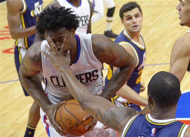엘에이 클리퍼스 디안드레 조던(왼쪽)이 25일(현지시각) 열린 미국프로농구(NBA) 유타 재즈와의 경기에서 공을 뺏으려던 트레버 부커에게 얼굴을 강타당하고 있다. 클리퍼스는 91-102로 졌다. 한편 필라델피아 세븐티식서스는 보스턴 셀틱스에 80-84로 패하며 지난 시즌 포함 26연패에 빠졌다. 26연패는 미국 4개 프로스포츠 최다 연패 타이기록이다.  로스앤젤레스/AP 연합뉴스