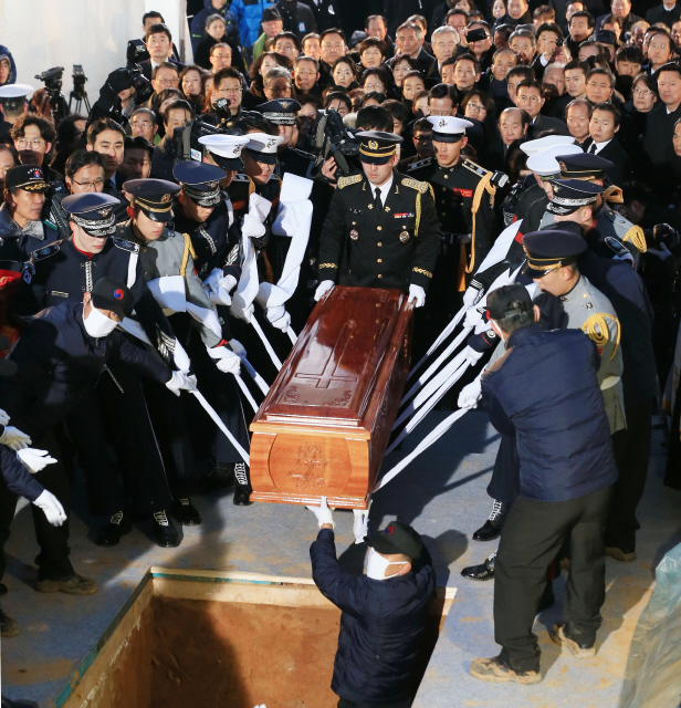 26일 오후 서울 동작구 국립서울현충원에서 김영삼 전 대통령의 안장식이 거행되고 있다. 사진공동취재단