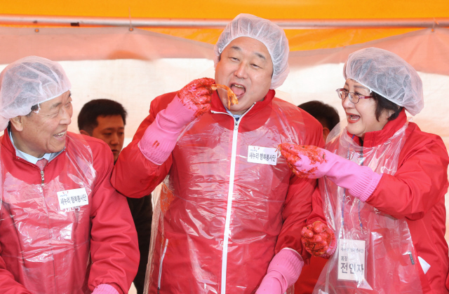 김무성 새누리당 대표가 27일 오후 국회 후생관 앞에서 새누리 행복봉사단원들과 함께 이웃돕기를 위한 김장 담기를 하던 중 맛을 보고 있다. 
 이정우 선임기자