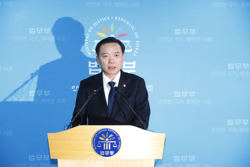 김현웅 법무부장관이 27일 오전 정부과천청사 브리핑실에서 집회 시 복면 착용에 대해 엄단하겠다는 등의 내용을 담은 담화문을 발표하고 있다. 이정아 기자 leej@hani.co.kr