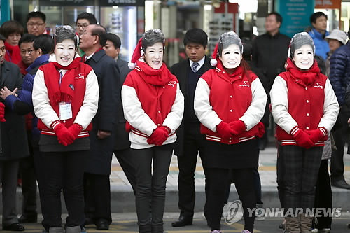[부산=연합뉴스] 2012년 12월5일 부산 기장군 기장읍 기장시장에서 새누리당 선거운동원들이 박근혜 대선 후보의 가면을 쓰고 나와 눈길을 끌고 있다.