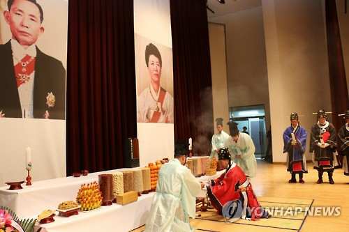 고 육영수(박정희 전 대통령 부인)씨 탄생 90주년을 기리는 숭모제가 29일 고향인 충북 옥천 관성회관에서 육씨 종친과 민족중흥회 회원, 주민 등 300여 명이 참석한 가운데 열렸다. 옥천군과 옥천문화원이 함께 마련한 숭모제는 헌화·분향에 이어 약력소개, 생전 모습이 담긴 영상물 관람 순으로 진행됐다. 바리톤 양진원씨는 육씨가 생전에 즐겨 들었다는 <목련화><고향의 봄>을  노래했다.  옥천/연합뉴스