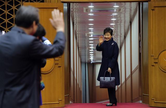 박근혜 대통령이 29일 오후 경기 성남 서울공항 출국장에서 유엔기후변화협약 당사국총회(COP21) 정상회의에 참석하려 프랑스 파리로 출국하기에 앞서 배웅 나온 이들에게 손들어 인사하고 있다.  성남/연합뉴스