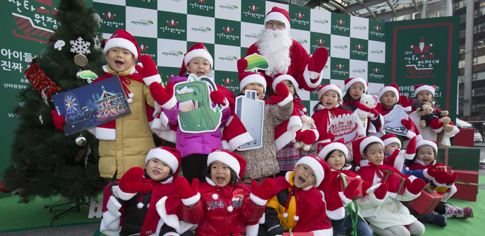 30일 오전 서울 청계광장에서 열린 초록우산 어린이재단 산타원정대 출범행사에서 꼬마산타들이 “어린이들의 소원을 들어주세요”를 외치고 있다. 초록우산 어린이재단은 연말을 맞아 전국의 소외계층 어린이들에게 12억원 상당의 난방비, 책가방 등 크리스마스 선물을 전달하는 산타원정대 캠페인을 12월 25일까지 실시한다. 김성광 기자 flysg2@hani.co.kr