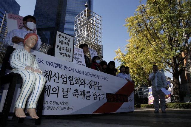 삼성전자 반도체 직업병 피해자와 가족, 반올림 활동가와 노무사들이 ‘반도체의 날’인 지난 10월29일 오전 서울 서초구 삼성전자 본사 앞에서 삼성·에스케이하이닉스·아이엠텍 반도체 노동자의 집단 산재 신청을 하는 기자회견을 하고 있다.  김명진 기자 littleprince@hani.co.kr
