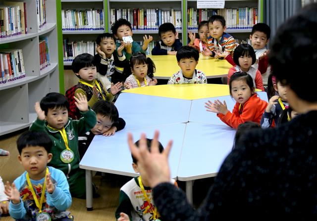 2. 지난 18일 서울 금천구 독산3동 ‘청개구리 작은도서관’에 모인 ‘꾸러기 어린이집’ 원아들이 동화구연을 지켜보던 중 손동작으로 율동을 따라하고 있다. 곽윤섭 선임기자<A href="mailto:kwak1027@hani.co.kr">kwak1027@hani.co.kr</A> 