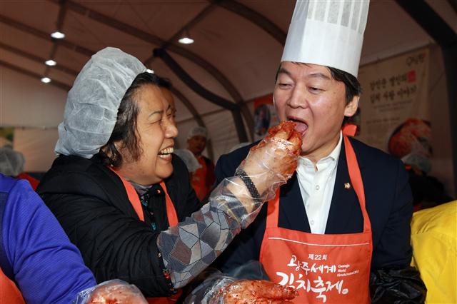 광주를 방문한 안철수 새정치민주연합 의원이 1일 오전 광주 남구 임암동 광주김치타운에서 지역 주민과 함께 김장김치를 담그던 중 김치를 맛보고 있다.  광주/연합뉴스