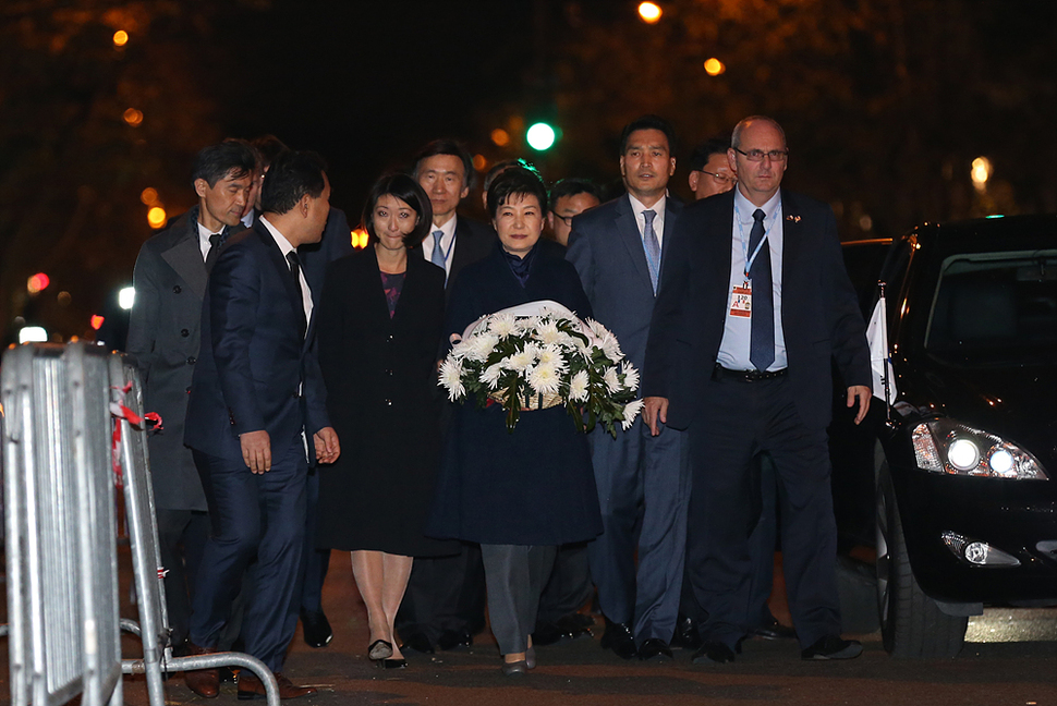 유엔기후변화협약 당사국총회(COP21) 참석차 프랑스 파리를 방문 중인 박근혜 대통령이 1일 새벽(한국시간) 파리 테러 참사 현장인 바타클랑 극장을 찾아 희생자를 위해 헌화하려고 걸어가고 있다. 청와대 제공