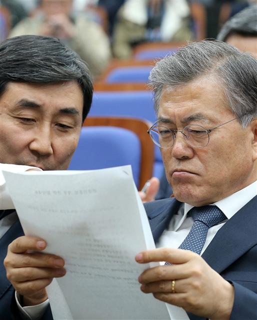 문재인 새정치민주연합 대표(오른쪽)가 2일 오후 국회에서 열린 의원총회에서 쟁점 법안 처리와 관련한 여야 원내지도부의 합의문을 검토하고 있다.  연합뉴스