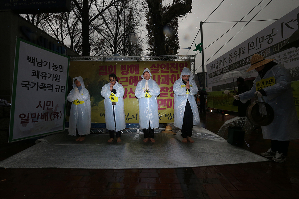 2일 오전 민중총궐기에서 경찰이 쏜 물대포에 쓰러진 농민 백남기씨가  입원하고 있는 서울 종로구 서울대병원 후문 앞에서 시민들이 쾌유를 기원하는 릴레이 1만배를 하고 있다. 김태형 기자 xogud555@hani.co.kr