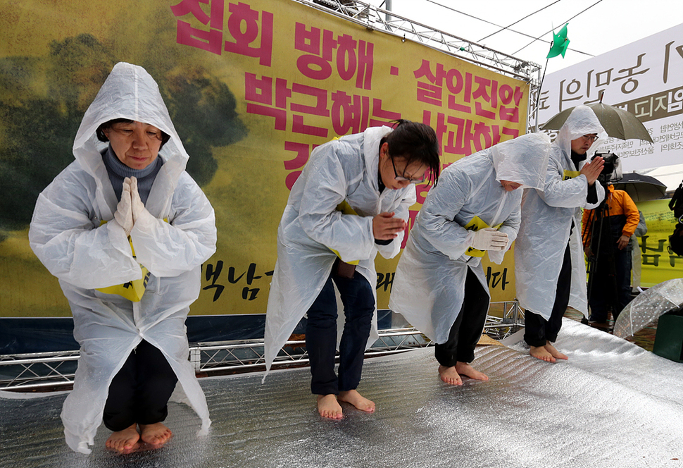 2일 오전 민중총궐기에서 경찰이 쏜 물대포에 쓰러진 농민 백남기씨가  입원하고 있는 서울 종로구 서울대병원 후문 앞에서 시민들이 쾌유를 기원하는 릴레이 1만배를 하고 있다. 김태형 기자 xogud555@hani.co.kr