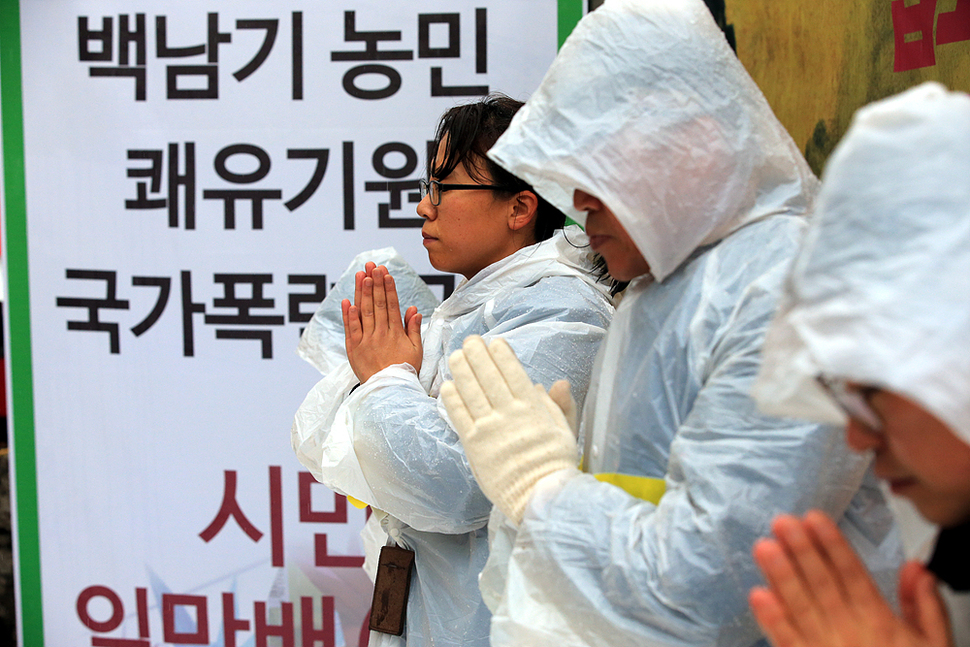 2일 오전 민중총궐기에서 경찰이 쏜 물대포에 쓰러진 농민 백남기씨가  입원하고 있는 서울 종로구 서울대병원 후문 앞에서 시민들이 쾌유를 기원하는 릴레이 1만배를 하고 있다. 김태형 기자 xogud555@hani.co.kr