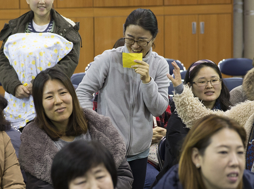 서울시 공립유치원 신입원아 추첨일인 2일 오전 서울 성동구 경동유치원에서 한 어머니가 추첨에서 뽑혀 기뻐하고 있다. 김성광 기자 flysg2@hani.co.kr