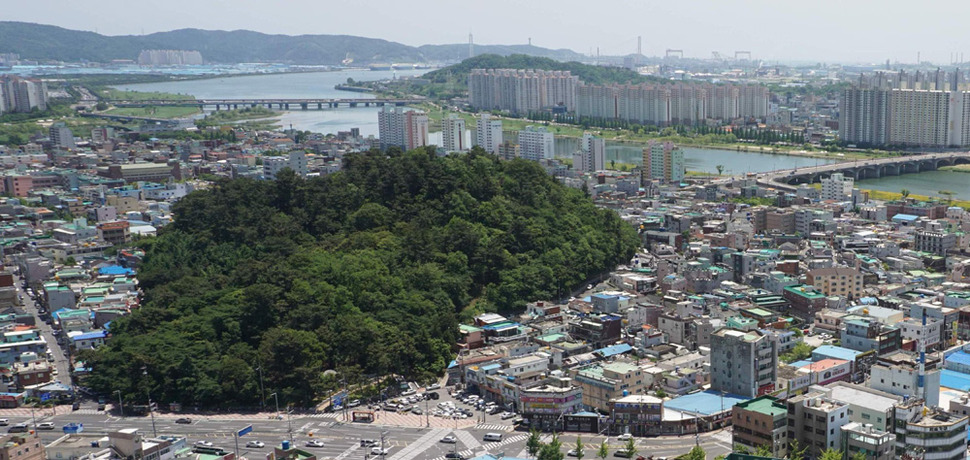 학성2공원에서 바라본 울산왜성과 주변 전경. 왼쪽으로 태화강과 동천 합류지점은 물론 멀리 울산만까지 보인다. 울산왜성은 왜란 당시 섬처럼 보이는 산에 있다고 해서 ‘도산성’(島山城)으로 불렸고, 조선 후기에는 시루를 엎어놓은 것 같다고 해서 ‘증성’(甑城)으로도 불렸다. 울산발전연구원 제공