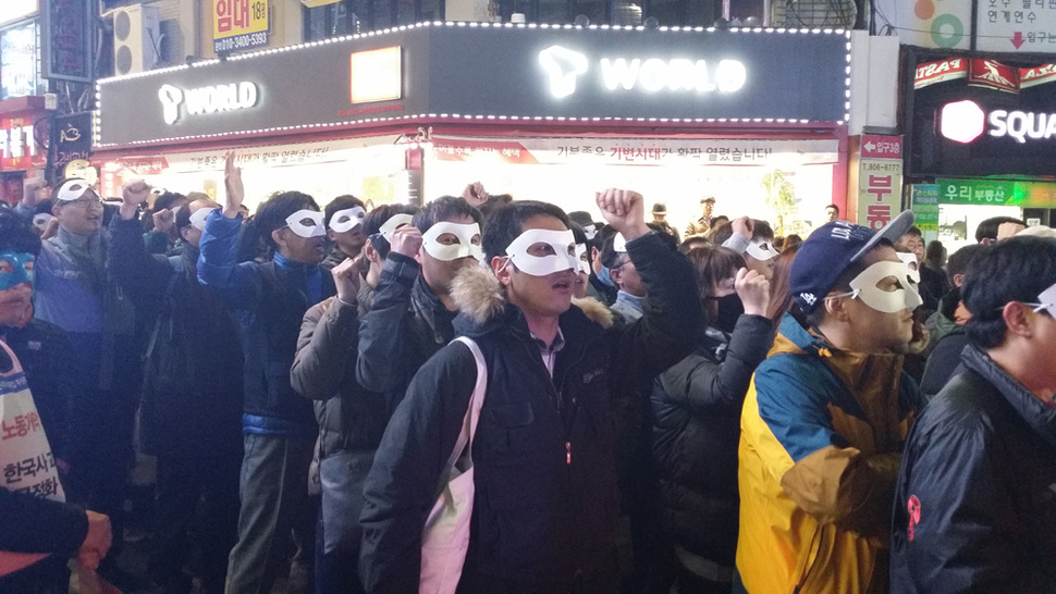 민주노총 부산본부는 2일 저녁 7시30분께 부산 부산진구 서면 쥬디스태화 앞에서 박근혜 정권 퇴진과 백남기씨의 쾌유를 기원하는 집회를 열었다. 집회 참가자들은 정부와 새누리당이 추진하고 있는 ‘복면금지법’에 항의하는 뜻으로 모두 가면을 썼다. 김영동 기자 ydkim@hani.co.kr