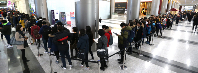 한국대학교육협의회가 마련한 ‘2016학년도 정시대학입학정보박람회’에 참석하려는 수험생들이 3일 오전 서울 강남구 코엑스 1층 A홀 행사장 앞에서 길게 줄을 서 입장 시간을 기다리고 있다. 이번 박람회에는 지역거점 대학 및 수도권 대학 등 역대 최대 규모인 전국 131개 주요대학이 참가했으며, 6일까지 4일간 계속된다. 김태형 기자 xogud555@hani.co.kr