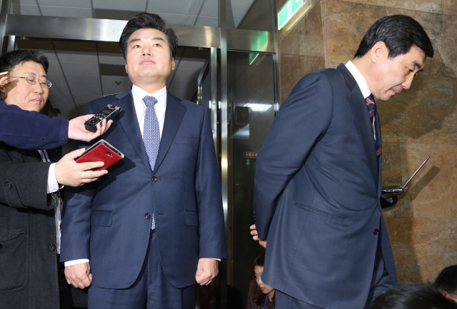 여야 대표와 원내대표 등이 정의화 국회의장 중재로 3일 오전 의장실에서 만나 선거구 획정 문제를 논의한 뒤 원유철 새누리당 원내대표(왼쪽)가 의장실을 나서며 기자들의 질문에 답하는 동안 이종걸 새정치민주연합 원내대표가 지나쳐 가고 있다. 이정우 선임기자 woo@hani.co.kr