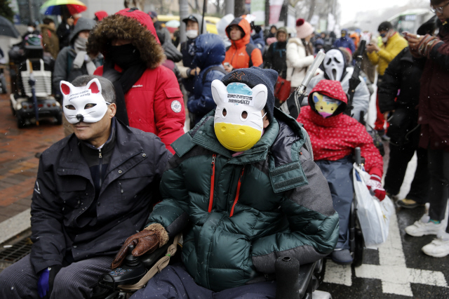  ‘세계장애인의 날’인 3일 오후 복면금지법 추진에 항의하는 뜻으로 가면을 쓴 장애인들이 서울 종로구 대학로에서 장애등급제·부양의무제 폐지와 백남기 농민의 쾌유를 기원하는 거리행진을 하고 있다.  김명진 기자 littleprince@hani.co.kr