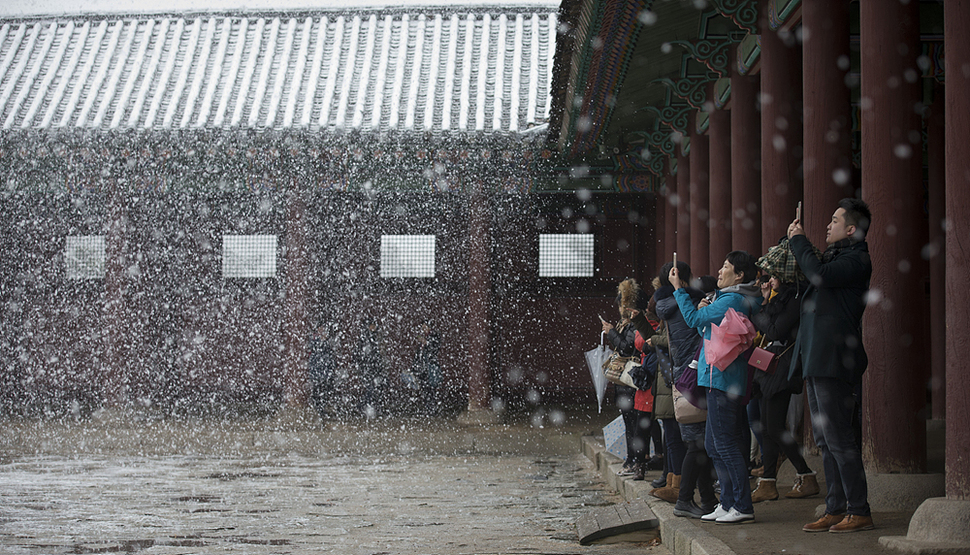 3일 오전 서울 종로구 경복궁에서 관광객들이 눈을 스마트폰을 찍고 있다. 김성광 기자 flysg2@hani.co.kr