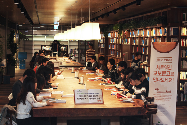 교보문고는 또 서가 곳곳에 책을 읽을 수 있는 작은 테이블과 소파를 마련했다. 보고 싶은 책을 골라 도서관이나 북카페처럼 편하게 책을 읽을 수 있는 공간이 됐다. 회사 관계자는  “오프라인 서점의 역할은 서점으로 찾아와서 책을 읽게 하고 머무르게 하는 문화를 체험하게 하는 곳”이라며 “공간 디자인을 할 때, 독자들이 머무르게 하는 요소들을 생각해 꾸민 것”이라고 밝혔다. 사진 교보문고 제공