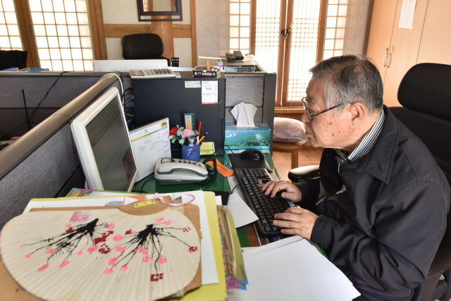 김승옥 선생이 순천문학관 안에 있는 집필실에서 컴퓨터로 원고를 정리하고 있다.
