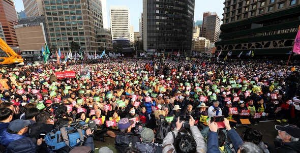 5일 오후 서울 중구 서울광장에서 열린 %!^a12.5 2차 민중총궐기 및 백남기 농민 쾌유 기원, 민주회복 민생살리기 범국민대회%!^a에서 참가자들이 가면을 쓰고 구호를 외치고 있다. 김경호 선임기자 jijae@hani.co.kr