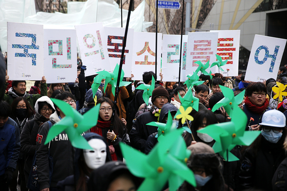 ‘2차 민중총궐기대회’가 열린 5일 오후 서울 청계천로를 참가자들이 행진을 하고 있다. 김명진 기자 littleprince@hani.co.kr