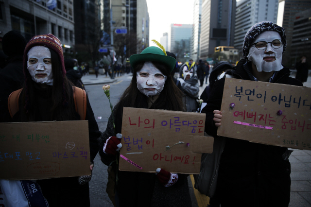 ‘백남기 농민 쾌유 기원, 민주회복 민생살리기 범국민대회’가 열린 5일 오후 서울 중구 청계천로에서 ‘복면금지법’에 대한 저항의 뜻으로 미용 마스크팩을 한 시민들이 손팻말을 들고 행진을 하고 있다. 김명진 기자 <A href="mailto:littleprince@hani.co.kr">littleprince@hani.co.kr</A>