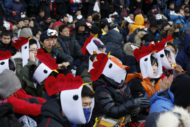 범국민대회에 참가한 다양한 가면의 시민들. 닭 모양의 두건, 꽃 모양의 가면,‘노동개악 규탄한다. 국정교과서 반대한다’고 적힌 마스크를 거꾸로 썼다.  김봉규 선임기자 <A href="mailto:bong9@hani.co.kr">bong9@hani.co.kr</A> 이종근 기자 <A href="mailto:root2@hani.co.kr">root2@hani.co.kr</A> 