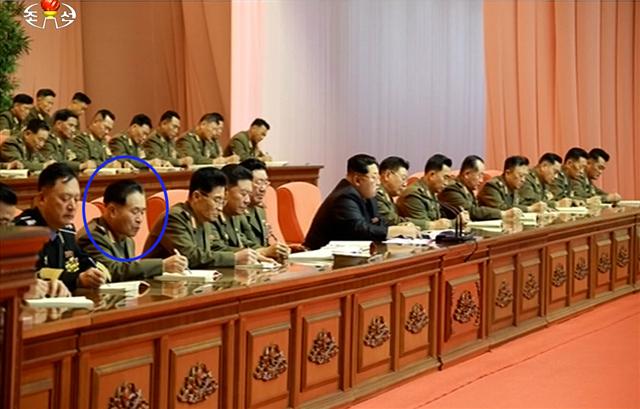 국가정보원은 지난달 국회 정보위원회에서 해임된 것으로 보인다고 보고한 박정천 인민군 총참모부 부총참모장 겸 화력지휘국장이 건재한 것으로 6일 확인됐다. 북한의 <조선중앙티브이>는 제4차 포병대회에서 박정천(파란색  동그라미)이 김정은 북한 노동당 제1비서는와 주석단에서 같은 열에 앉은 모습을 5일 보도했다.  연합뉴스