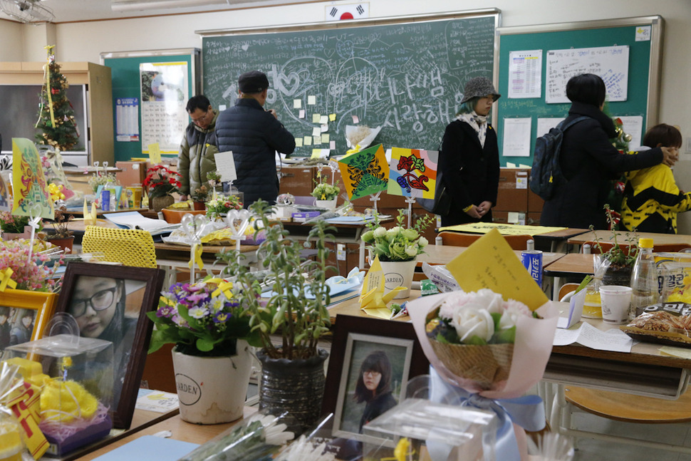 4·16가족협의회와 4·16연대, 안산시민대책위원회가 세월호 참사 600일을 맞아 6일 오후 경기 안산 고잔동 단원고에서 진상규명과 안전사회 실현 의지를 국민과 함께 나누는 ‘세월호참사 600일 추모문화제‘를 시작해 유가족과 시민들이 교실을 둘러보고 있다.  안산/ 김봉규 선임기자 bong9@hani.co.kr