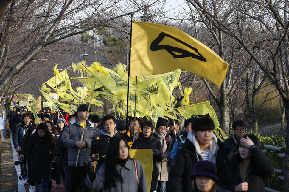 유가족과 시민들이 아이들의 교실을 둘러본 뒤 화랑유원지 안산합동분향소로 향하고 있다. 안산/ 김봉규 선임기자 bong9@hani.co.kr