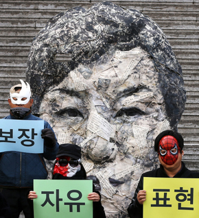 예술 검열에 반대하는 예술인들이 꾸린 ‘만민공동회 준비모임’이 5일 오후 서울 광화문 세종문화회관 계단에서‘집회·결사·표현의 자유를 위한 예술행동, 액숀가면’행사를 하고 있다.   김명진 기자 <A href="mailto:littleprince@hani.co.kr">littleprince@hani.co.kr</A>